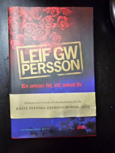 En annan tid, ett annat liv av Leif GW Persson, 2003