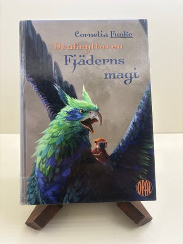 Drakryttaren: Fjäderns magi – Cornelia Funke (Opal)