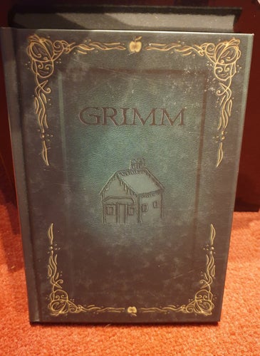 Grimm och Grimm Darker, tryckta 2017, första upplagor. Mycket fina i skicket!!!