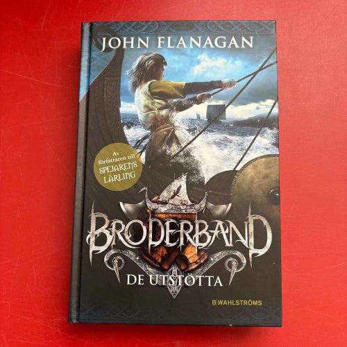 BRODERBAND De utstötta John Flanagan 2013