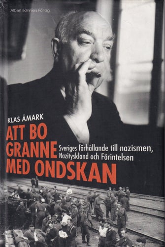 Bok Att bo granne med ondskan av Klas Åmark