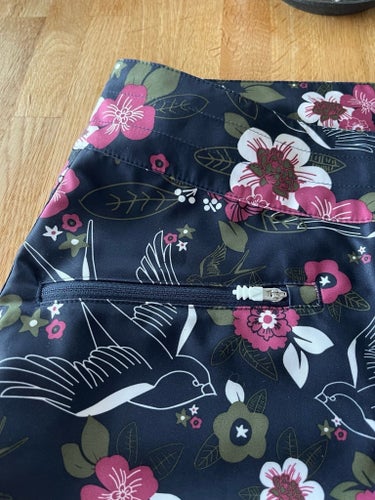 Maloja marinblå shorts med mönster, storlek M