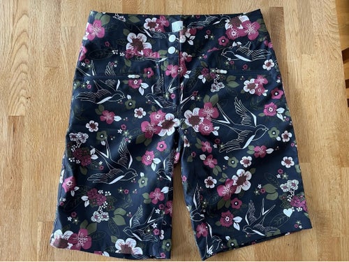 Maloja marinblå shorts med mönster, storlek M