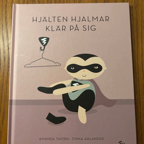 Hjälten Hjalmar Klär På Sig - Amanda Thorn, Tinna Ahlander