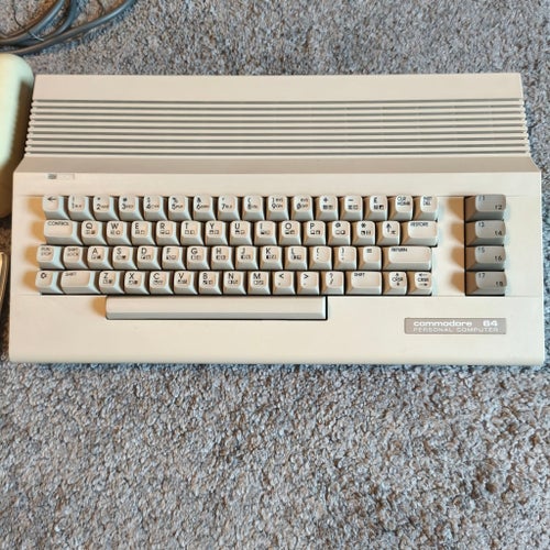 Commodore 64 med cassette och manual