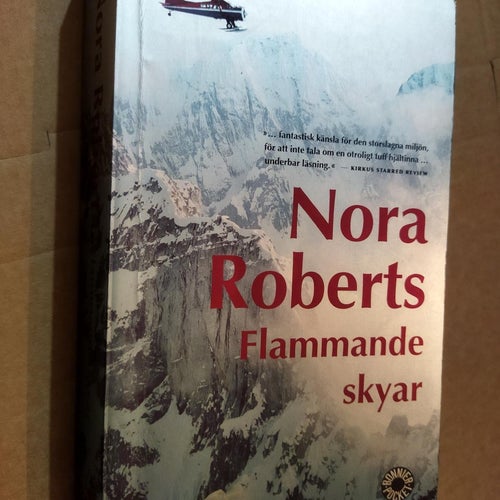 Flammande skyar av Nora Roberts. Very Fine