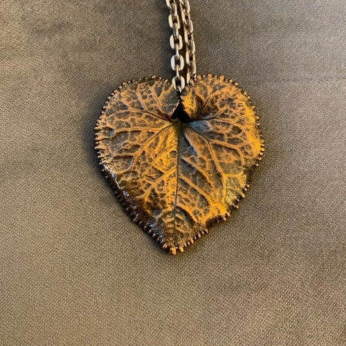 Unikt handgjort halsband med äkta löv – naturinspirerad design