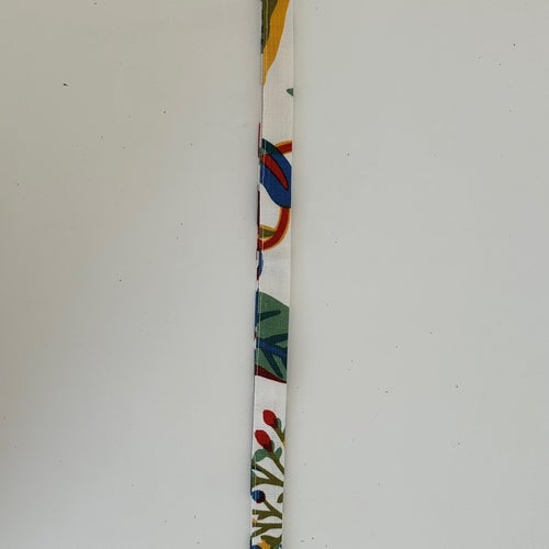 NYCKELBAND I TYG FRÅN SVENSKT TENN, MÖNSTER FRÅN JOSEF FRANK / TEXTIL ARALIA