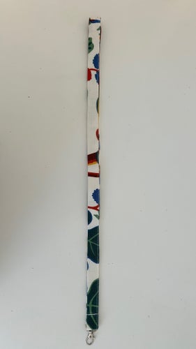NYCKELBAND I TYG FRÅN SVENSKT TENN, MÖNSTER FRÅN JOSEF FRANK / TEXTIL ARALIA