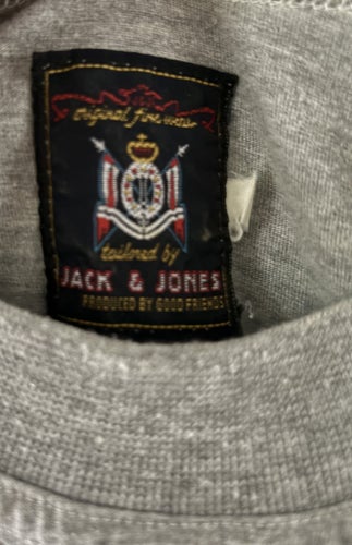Jack & Jones grå t-shirt uppskattad storlek medium/large