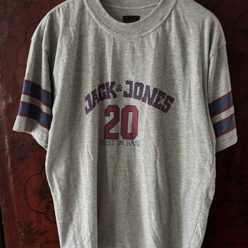 Jack & Jones grå t-shirt uppskattad storlek medium/large