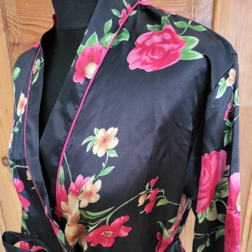 Svart sidenmorgonrock/kimono med rosor