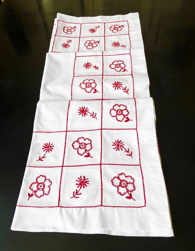 Handbroderad duk med blomstermotiv 130 x 130 cm