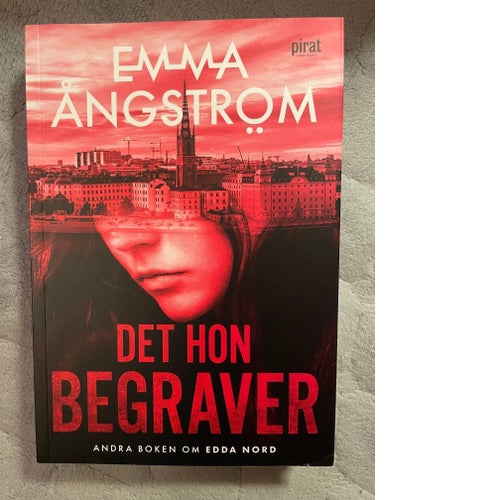 Köp nu! - Det hon begraver av Emma Ängström