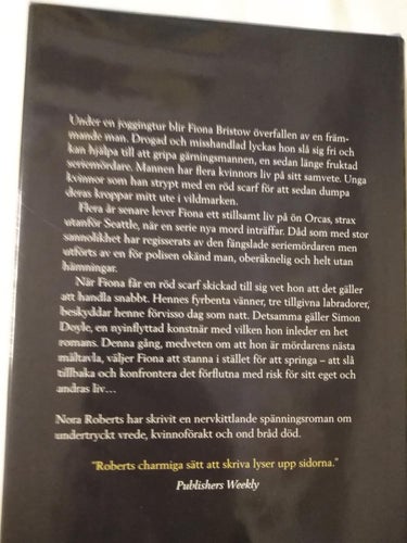 Förföljd av det förflutna av Nora Roberts, inbunden med skyddsomslag