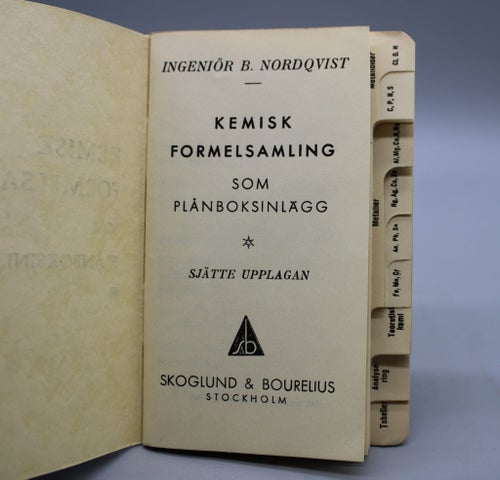 Kemisk formelsamling som plånboksinlägg, Skoglund & Bourelius 1948
