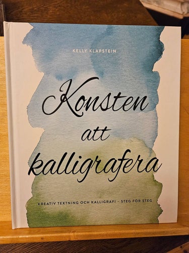 Konsten att kalligrafera, Kelly Klapstein