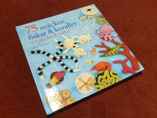 75 snäckor, fiskar & koraller att sticka & virka. Helt fantastisk! år 2012, 129s
