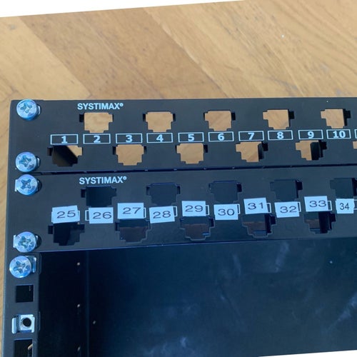 Systimax 2U 19-tums rackmonteringssats med 2x24 portar