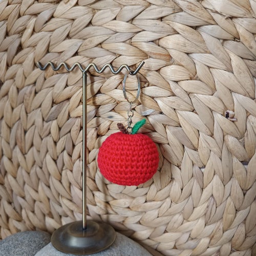 Nyckelring, virkat äpple. Väskhänge.