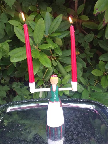 Ljusstake allmoge motiv dam folkdräkt Utmärk skick handmålad