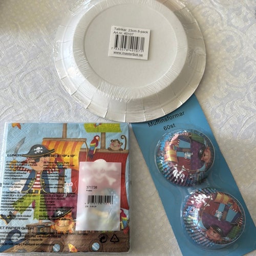 Pirattema kalaspaket med tallrikar, servetter och muffinsformar