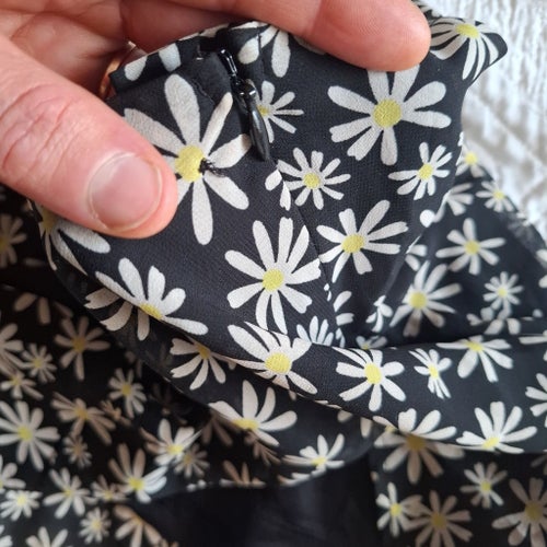 Svart klockad söt kjol med blommor, H&M