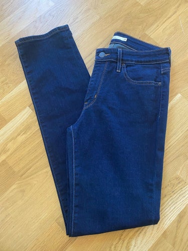 Levi's mörkblå jeans, storlek 29 (712 Slim)