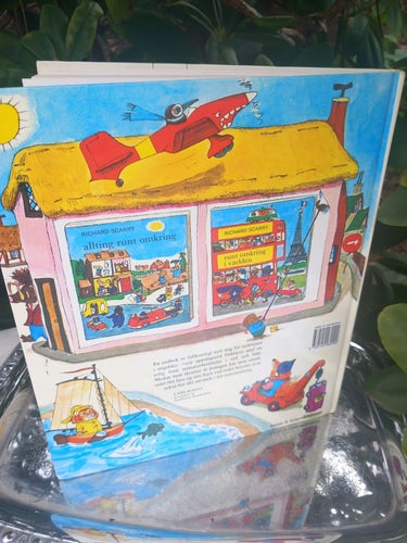 Engelska ordbok av Richard Scarry 2500 ord förklaras i roliga berättelser tryck