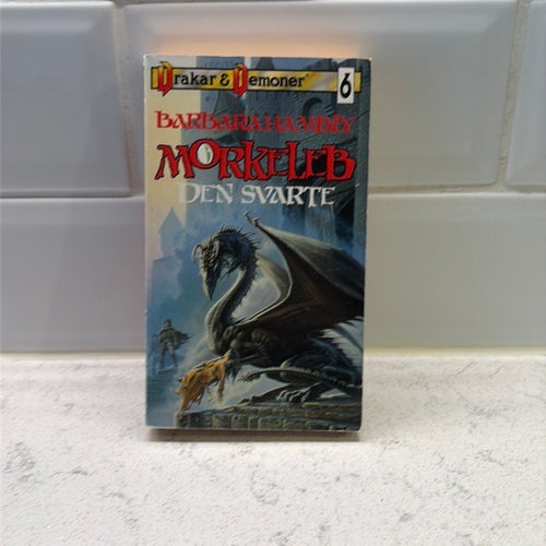 Drakar & Demoner - Mörkeleb Den Svarte av Barbara Hambly, 1988