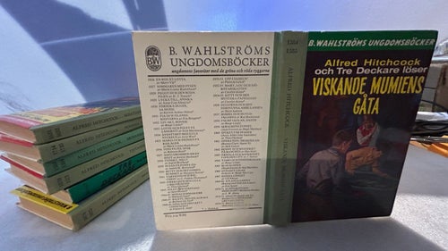 Alfred Hitchcock och tre deckare löser Viskande mumiens gåta, Very good+