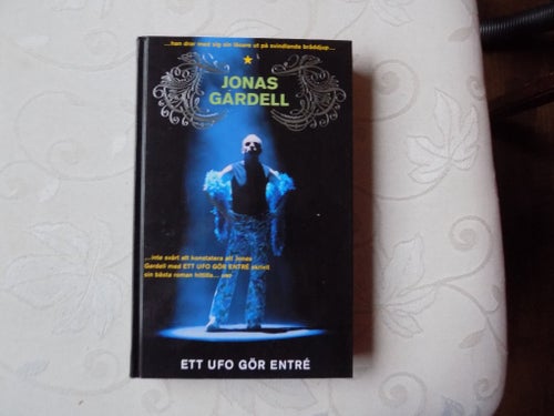 Ett ufo gör entré är en roman av Jonas Gardell.