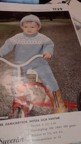 Vintage Stickbeskrivning till barn Pullover, Damaskbyxor, Mössa och Vantar