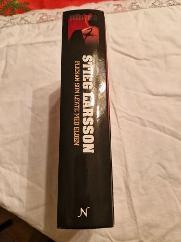 Flickan som lekte med elden av Stieg Larsson, 2008 (Inbunden, Nyskick!)