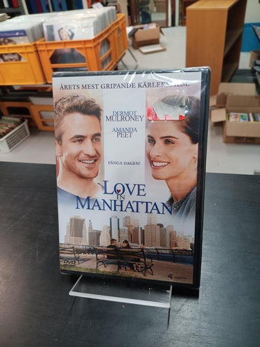LOVE IN MANHATTAN. INPLASTAD DVD