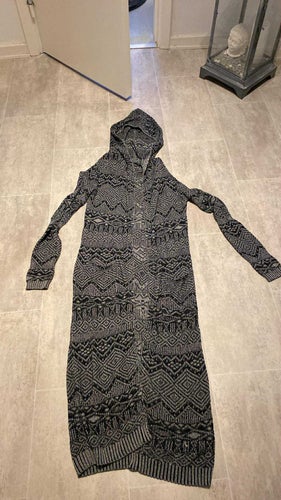 FB Sister Knitwear grå/svart kofta, storlek XS