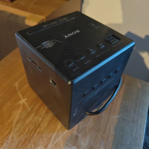 Sony ICF-C1 kubformad klockradio