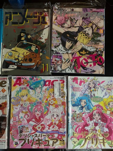 Ett parti japanska magasin, såsom Weekly Shonen Jump och Animage