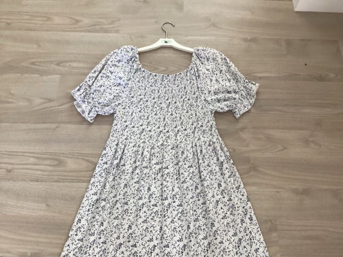Klänning Pepper, Stl. M. Blommigt mönster på ljus botten.