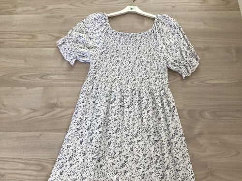 Klänning Pepper, Stl. M. Blommigt mönster på ljus botten.