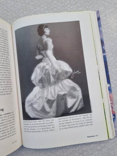 "Modeboken 1900-2000" av Lotta Lewenhaupt