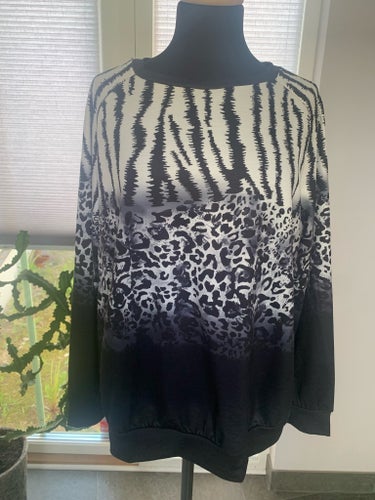 Svartvit zebra/leopardmönstrad tröja/jumper storlek XL