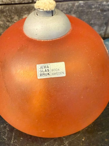 oljelampa i glas är tillverkad av Jema Glasbruk i Boda, Sverige.