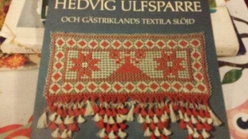 Bok Textil Hedvig Ulfsparre Nordiska Museet Mått: 18 cm x 19 cm