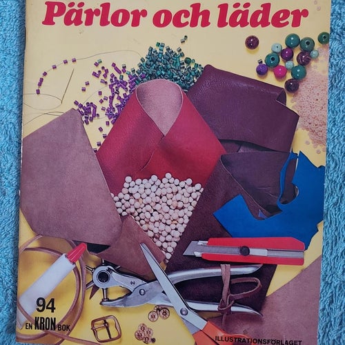 Pärlor och läder Höjd ca 20 cm Bredd 16,3 cm