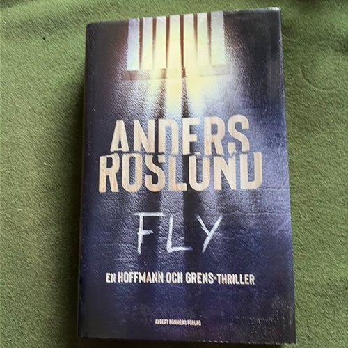 Fly av Anders Roslund, 2021