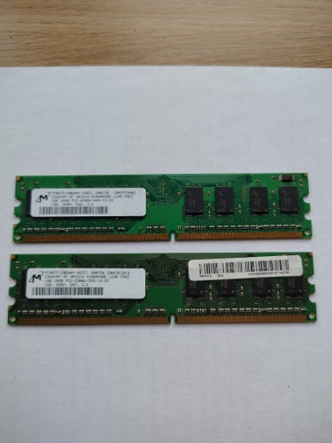 2x Micron 1GB DDR2 RAM-minne