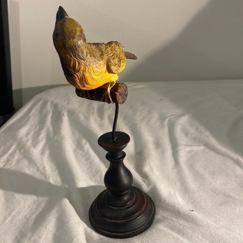 Fågel på piedestal
