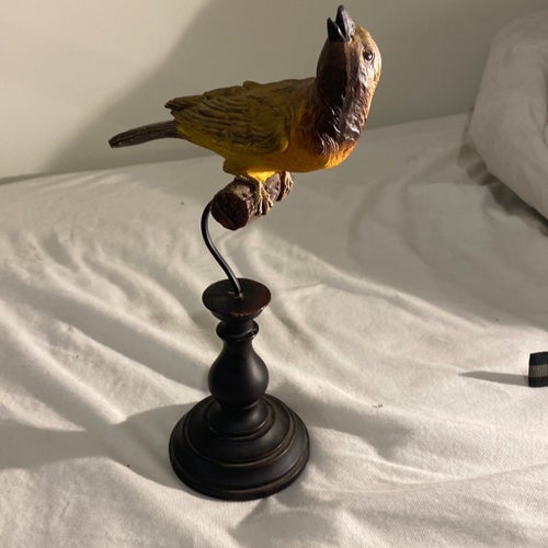 Fågel på piedestal