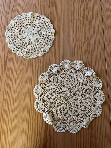 2 Virkade dukar i gult. Diameter 26 cm och 34 cm